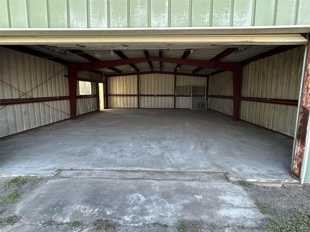 307 S Market Street, Louise, TX 77455