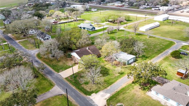 307 S Market Street, Louise, TX 77455