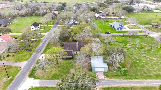 307 S Market Street, Louise, TX 77455