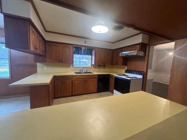 307 S Market Street, Louise, TX 77455