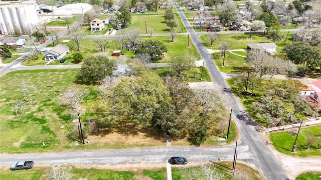 307 S Market Street, Louise, TX 77455