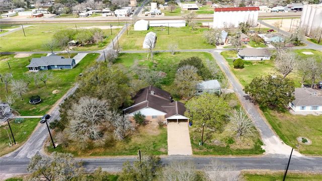 307 S Market Street, Louise, TX 77455