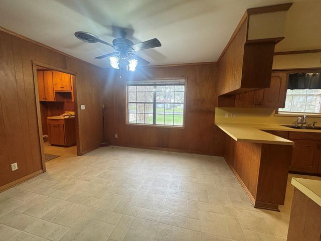 307 S Market Street, Louise, TX 77455