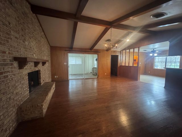 307 S Market Street, Louise, TX 77455