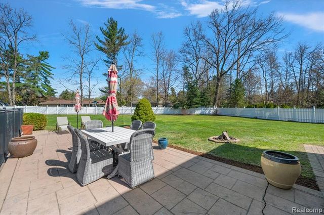 49931 Shelby Creek Drive, Utica, MI 48317
