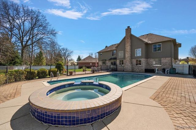 49931 Shelby Creek Drive, Utica, MI 48317