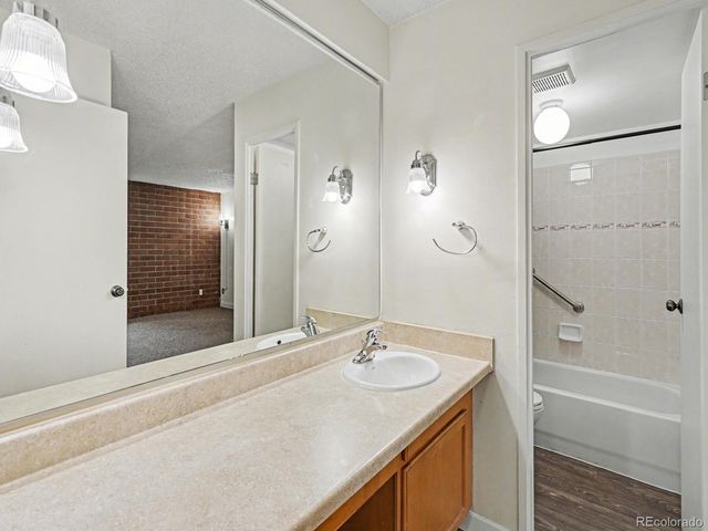 2880 S Locust Street 205S, Denver, CO 80222