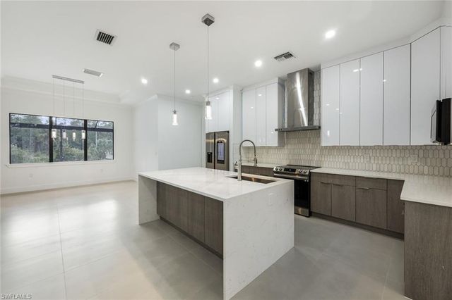 2806 Golden Gate BLVD W, Naples, FL 34120