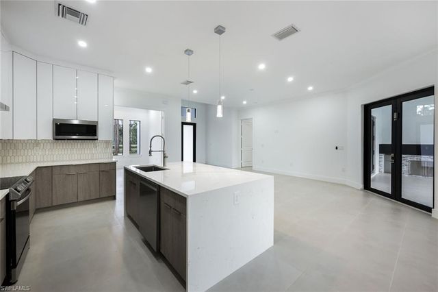 2806 Golden Gate BLVD W, Naples, FL 34120