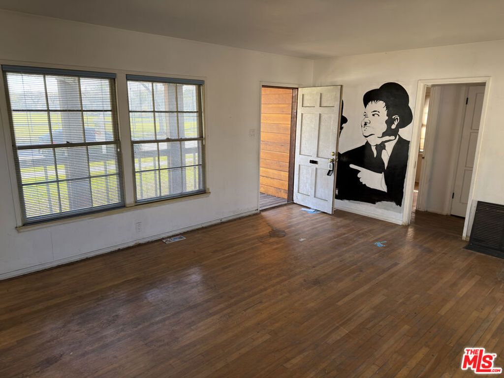 Image 8 of property listing at 8230 Kyle Street, Sunland, CA 91040