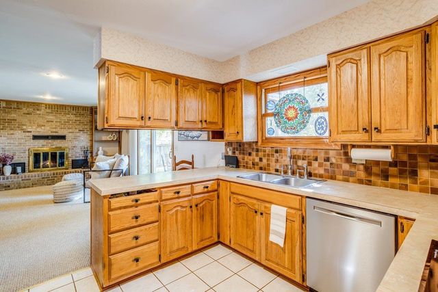 1733 S Cranbrook Ct, Wichita, KS 67207