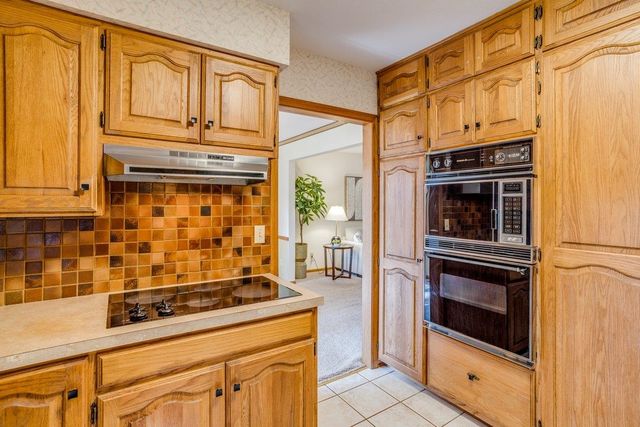 1733 S Cranbrook Ct, Wichita, KS 67207