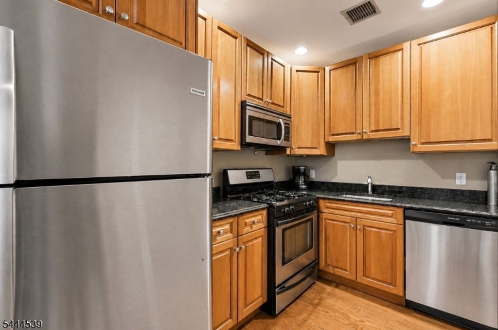 180 Edgewater Rd, Cliffside Park Boro, NJ 07010 — photo 2