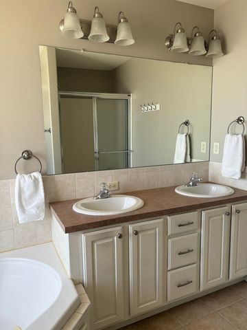 1625 E Woodbrook Ln, Derby, KS 67037