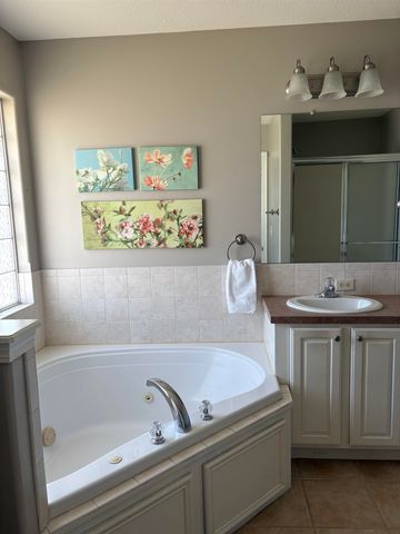 1625 E Woodbrook Ln, Derby, KS 67037