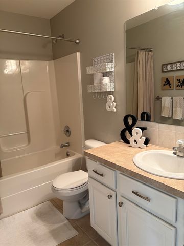 1625 E Woodbrook Ln, Derby, KS 67037