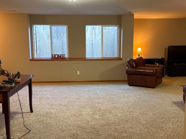 1625 E Woodbrook Ln, Derby, KS 67037