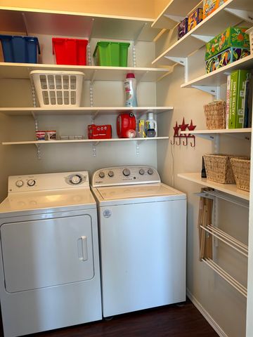 1625 E Woodbrook Ln, Derby, KS 67037