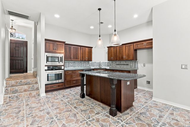 8730 Iliad, Universal City, TX 78148