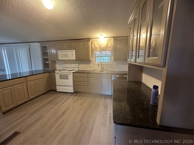 1931 Coon Creek, Eufaula, OK 74432
