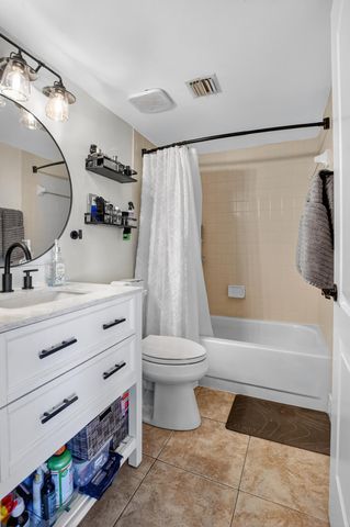 4005 Village Drive B, Delray Beach, FL 33445