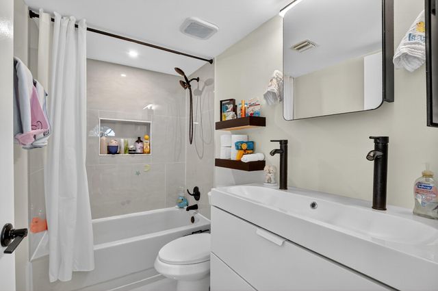 4005 Village Drive B, Delray Beach, FL 33445