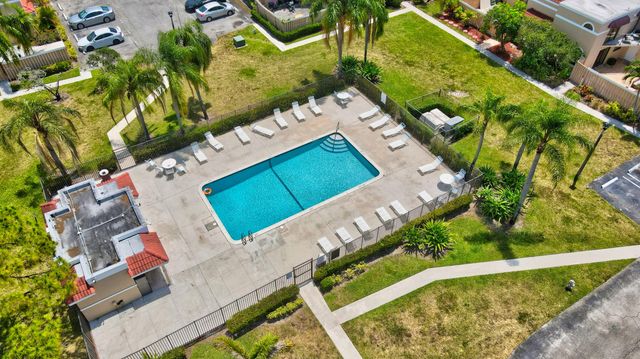 4005 Village Drive B, Delray Beach, FL 33445