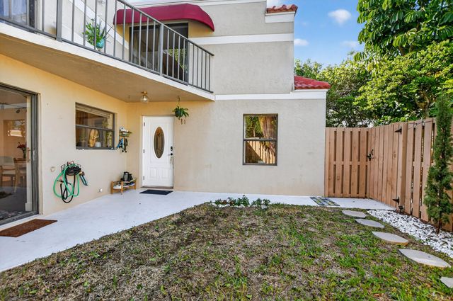 4005 Village Drive B, Delray Beach, FL 33445