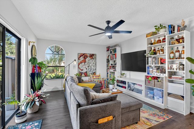 4005 Village Drive B, Delray Beach, FL 33445