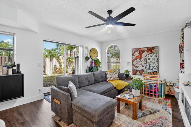 4005 Village Drive B, Delray Beach, FL 33445