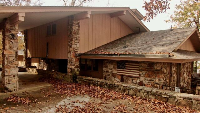 135 Iroquois Dr, Cherokee Village, AR 72529