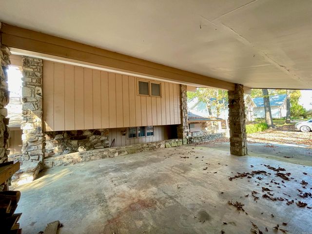 135 Iroquois Dr, Cherokee Village, AR 72529