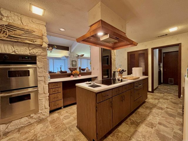 135 Iroquois Dr, Cherokee Village, AR 72529