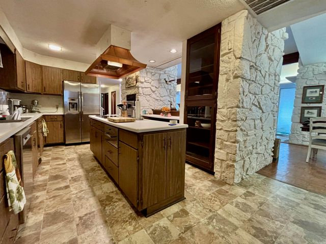 135 Iroquois Dr, Cherokee Village, AR 72529