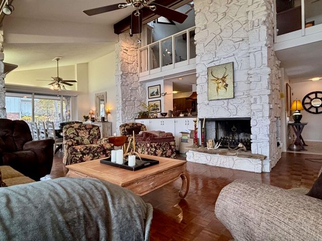 135 Iroquois Dr, Cherokee Village, AR 72529