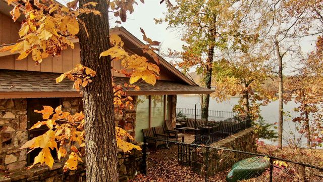 135 Iroquois Dr, Cherokee Village, AR 72529