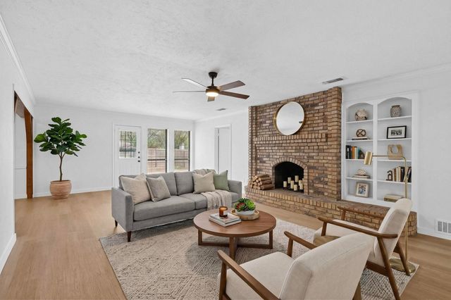 213 Gregory Drive, Desoto, TX 75115