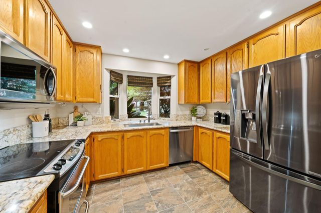 7523 Sunfaire Ln, Sacramento, CA 95828