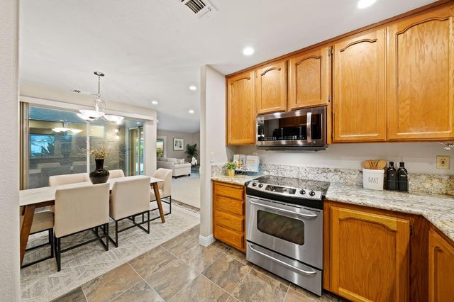 7523 Sunfaire Ln, Sacramento, CA 95828