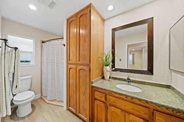 7523 Sunfaire Ln, Sacramento, CA 95828