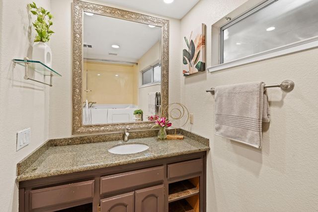 7523 Sunfaire Ln, Sacramento, CA 95828