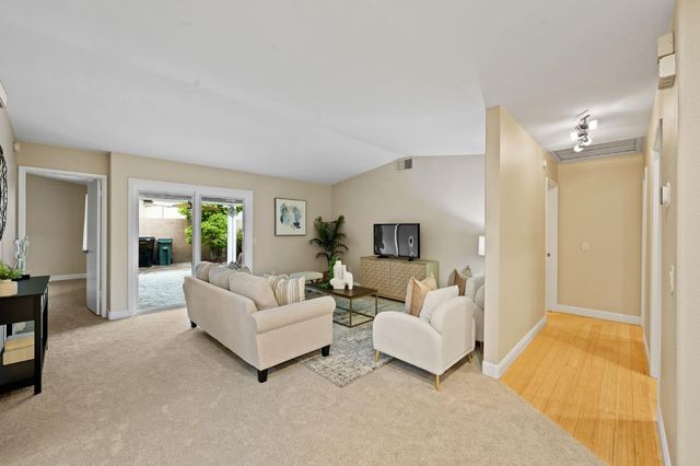 7523 Sunfaire Ln, Sacramento, CA 95828