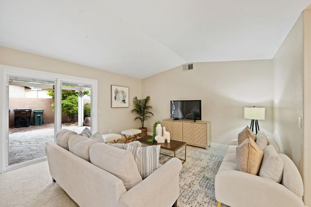 7523 Sunfaire Ln, Sacramento, CA 95828