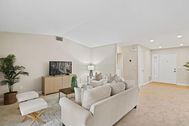 7523 Sunfaire Ln, Sacramento, CA 95828