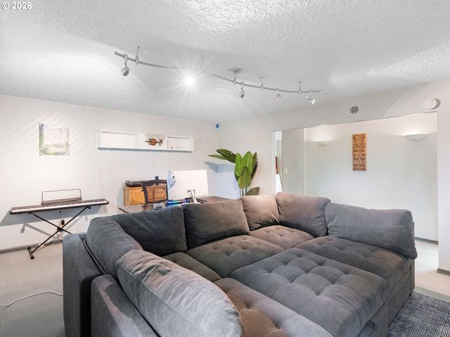3945 PARKER Rd, West Linn, OR 97068