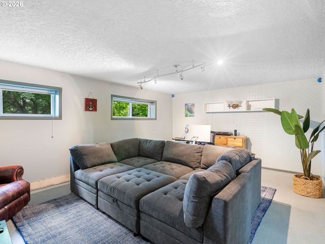 3945 PARKER Rd, West Linn, OR 97068