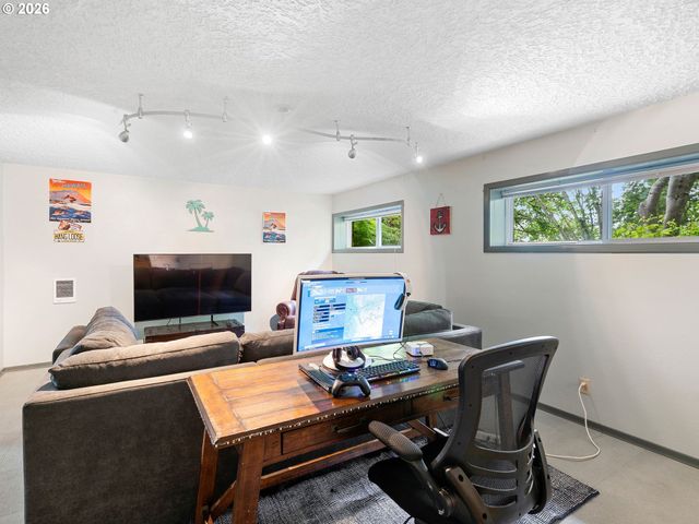 3945 PARKER Rd, West Linn, OR 97068