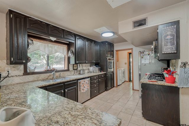 15818 Mountainview Rd, Winona, TX 75792