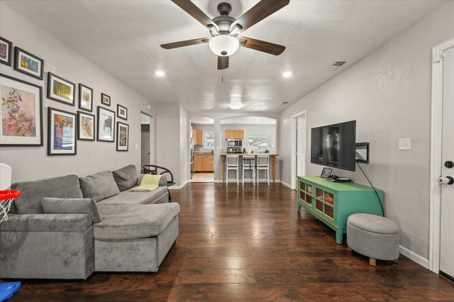 3350 Glenhaven Boulevard, Dallas, TX 75211
