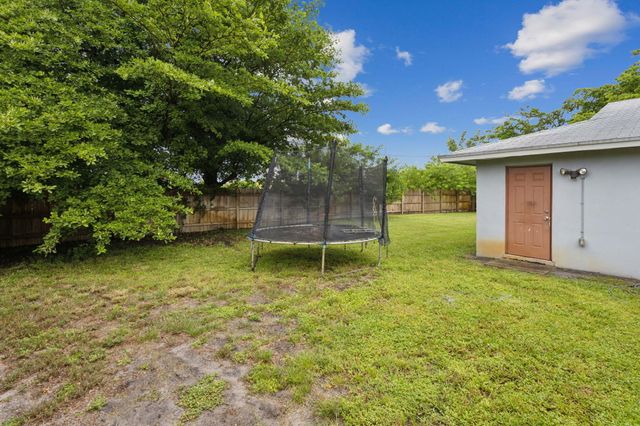 2227 NE 3rd Avenue 2, Delray Beach, FL 33444